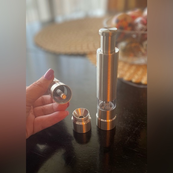 Sleek Stainless Steel Salt and Pepper Grinder Set - Picture 4 of 5